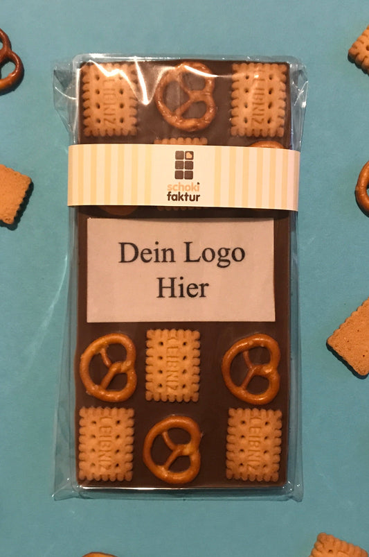Vollmilch Schokolade mit Firmenlogo "Hochformat" mit Salzbrezeln und Butterkekse